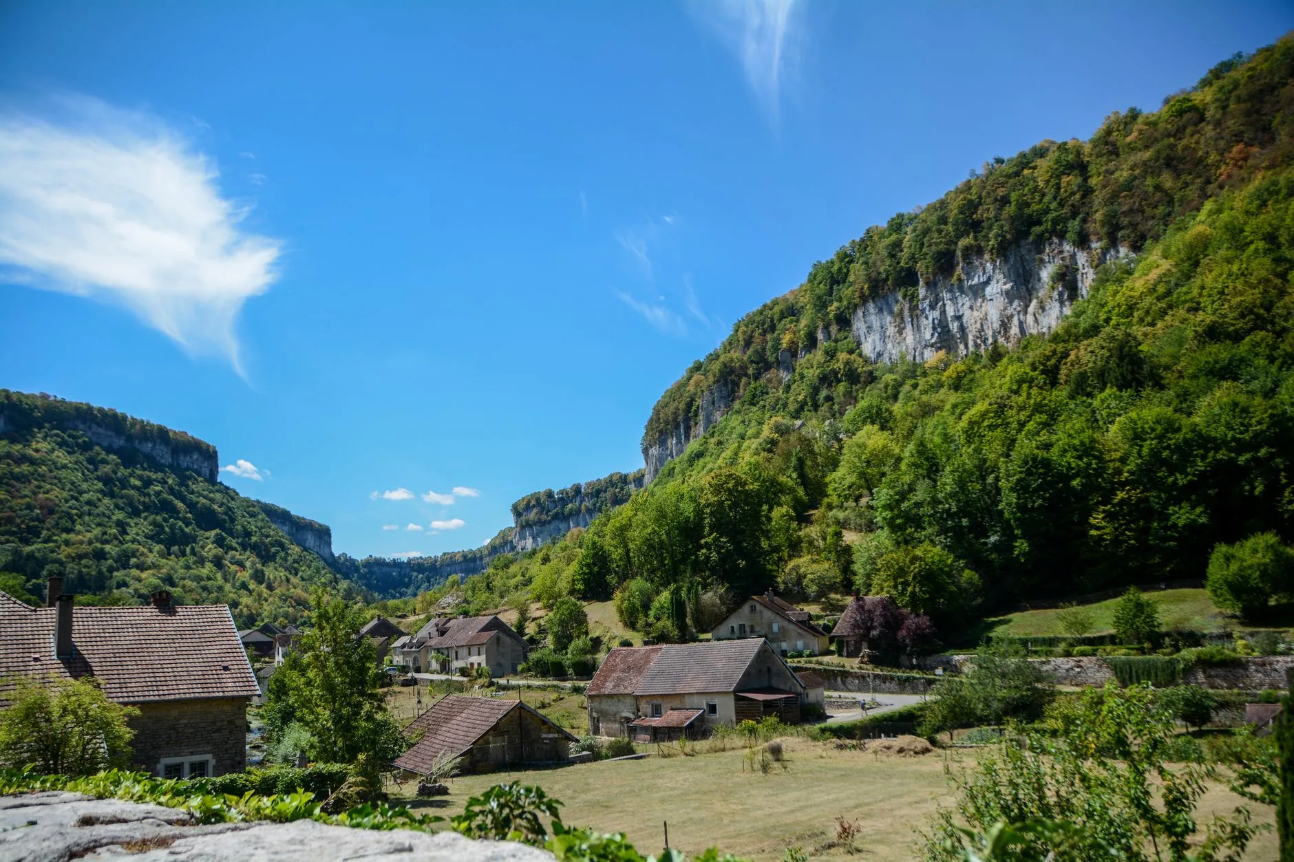 Paysage de montagne du Jura entre forêts et prairies