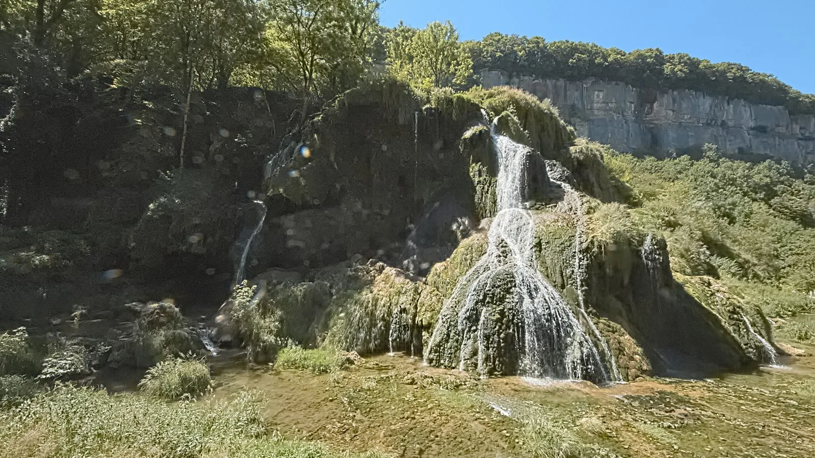 Printemps : cascades puissantes et nature en éveil