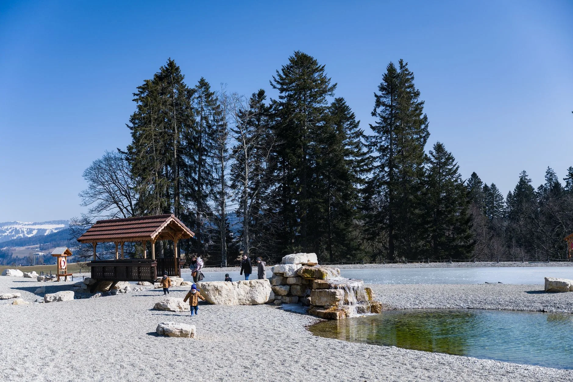 Lac et forêt de sapins dans le Jura en hiver